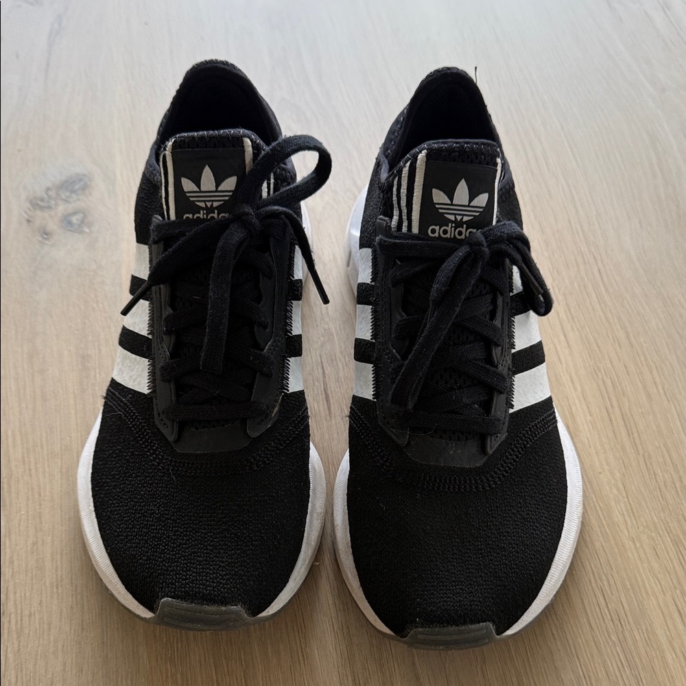 Adidas swift run sneakers